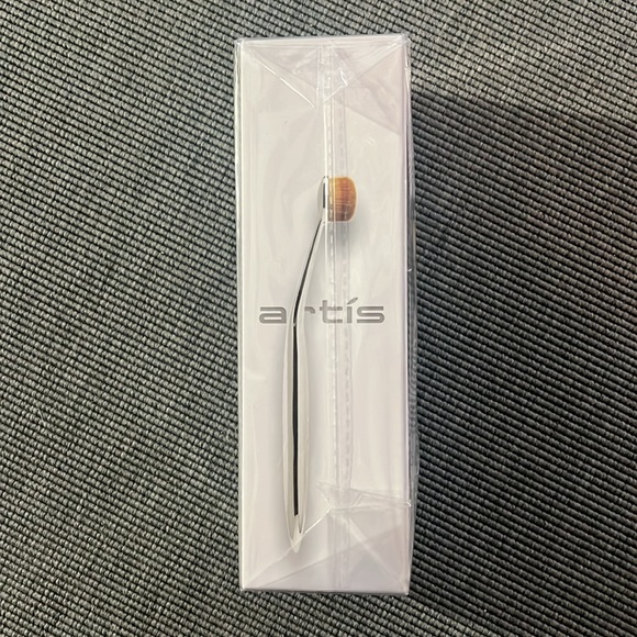 Brand new Artis brush! I LOVE the one that I use - makeup game changer. - Picture 6 of 8